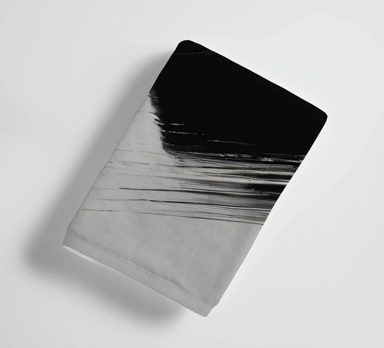 Abstrakte schwarze und weiße Pinselstriche, die eine dynamische Bewegung erzeugen Handtuch von DesignDoodle