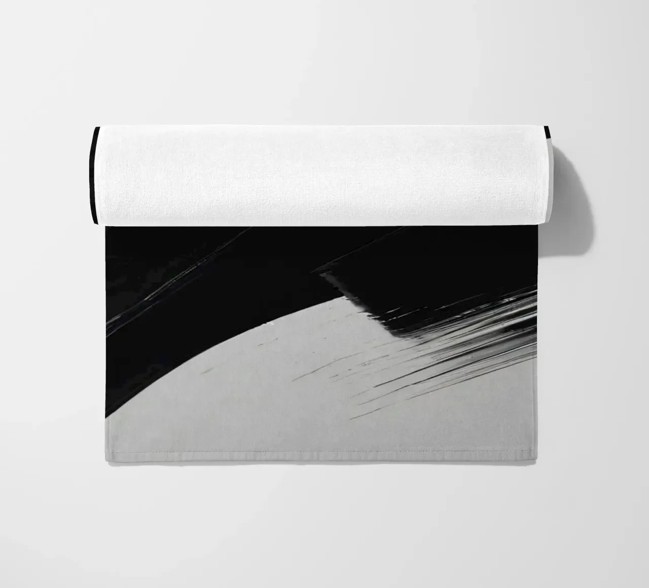 Coups de pinceau abstraits en noir et blanc créant un mouvement dynamique serviette de plage de DesignDoodle