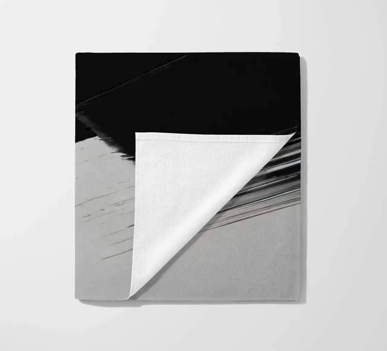 Coups de pinceau abstraits en noir et blanc créant un mouvement dynamique serviette de plage de DesignDoodle