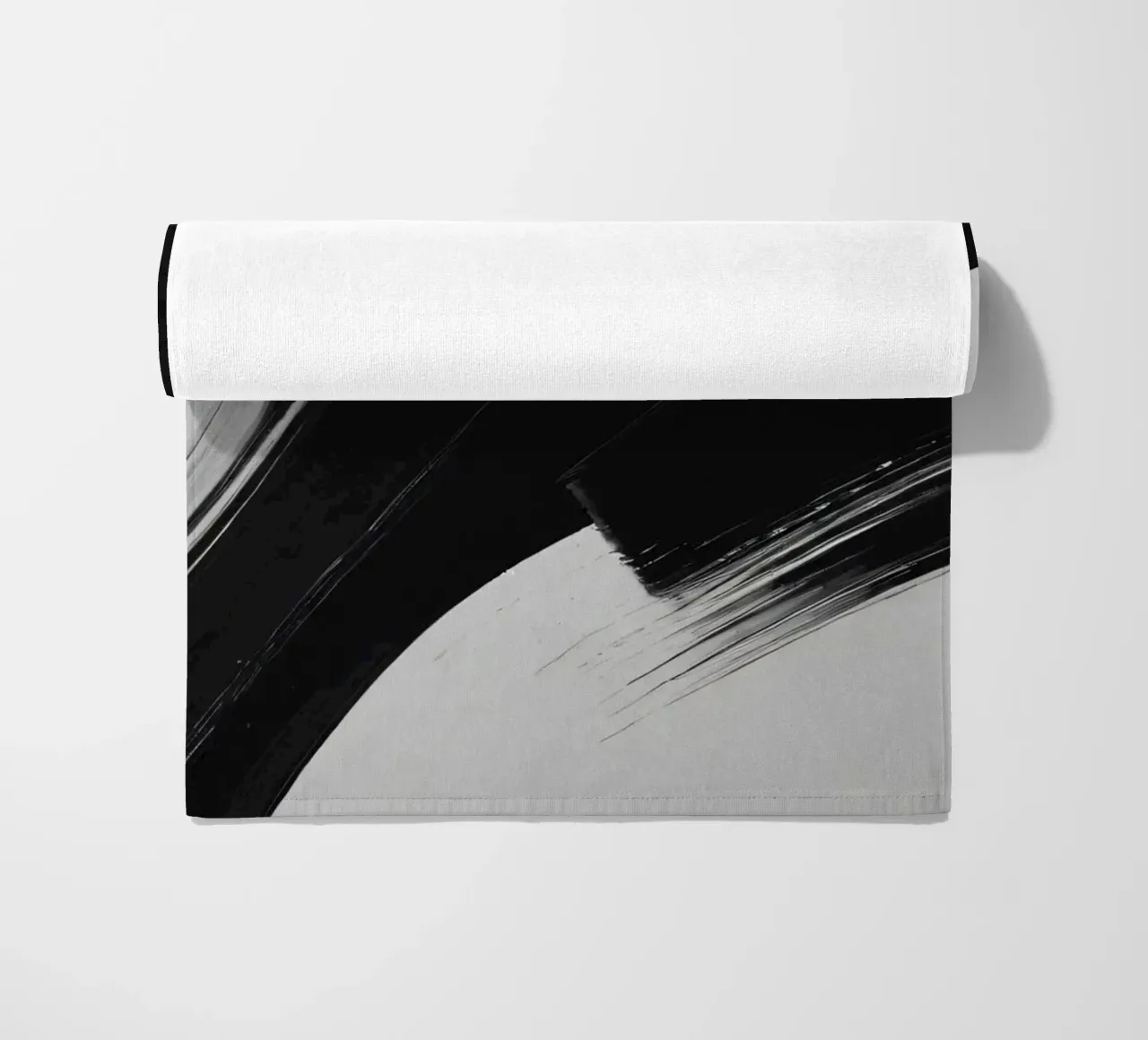 Coups de pinceau abstraits en noir et blanc créant un mouvement dynamique serviette de plage de DesignDoodle