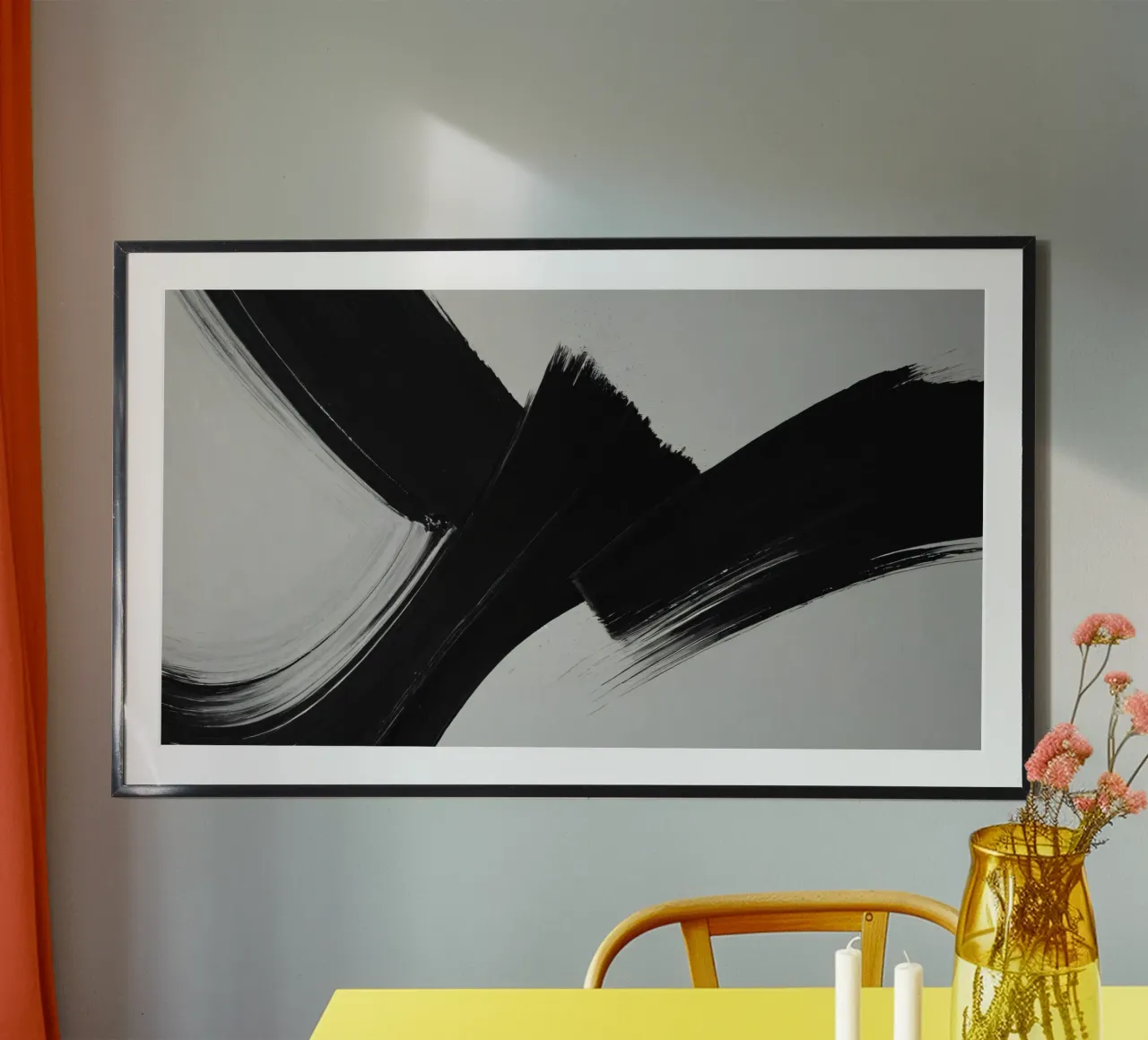 Abstrakte schwarze und weiße Pinselstriche, die eine dynamische Bewegung erzeugen Poster von DesignDoodle