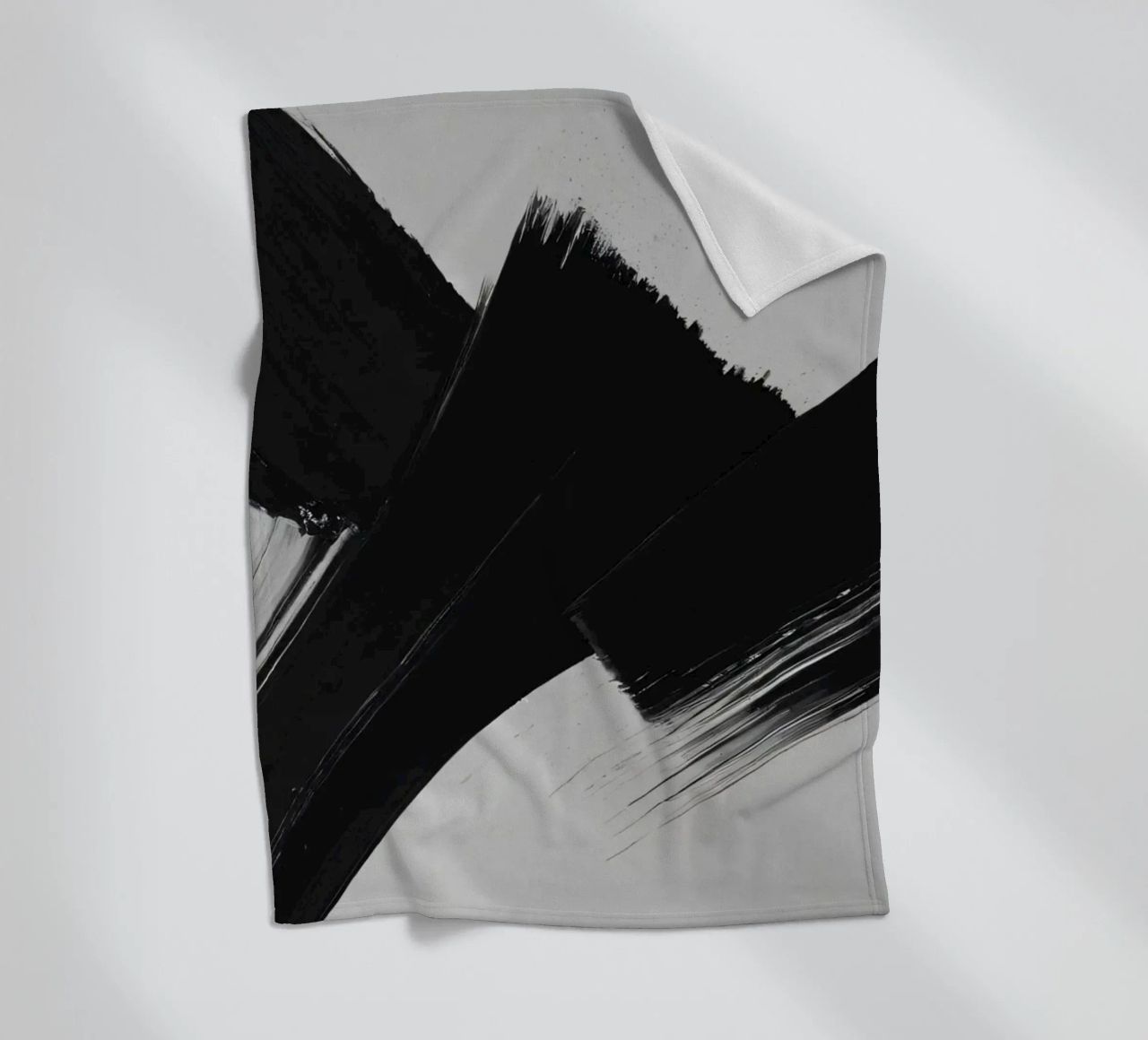 Abstrakte schwarze und weiße Pinselstriche, die eine dynamische Bewegung erzeugen Fleecedecke von DesignDoodle