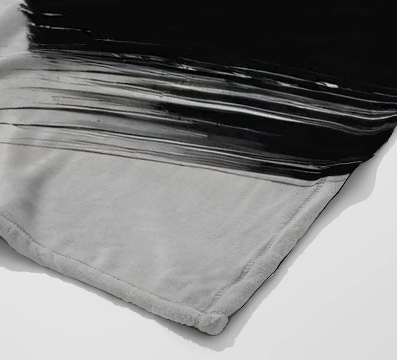 Abstrakte schwarze und weiße Pinselstriche, die eine dynamische Bewegung erzeugen Fleecedecke von DesignDoodle