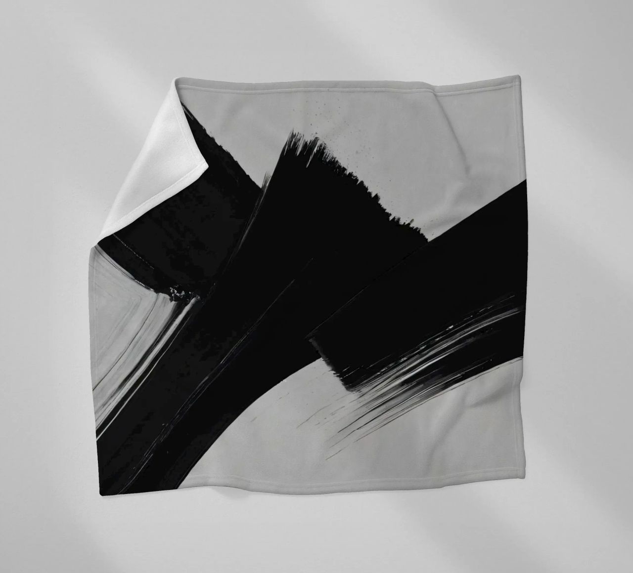 Abstrakte schwarze und weiße Pinselstriche, die eine dynamische Bewegung erzeugen Fleecedecke von DesignDoodle