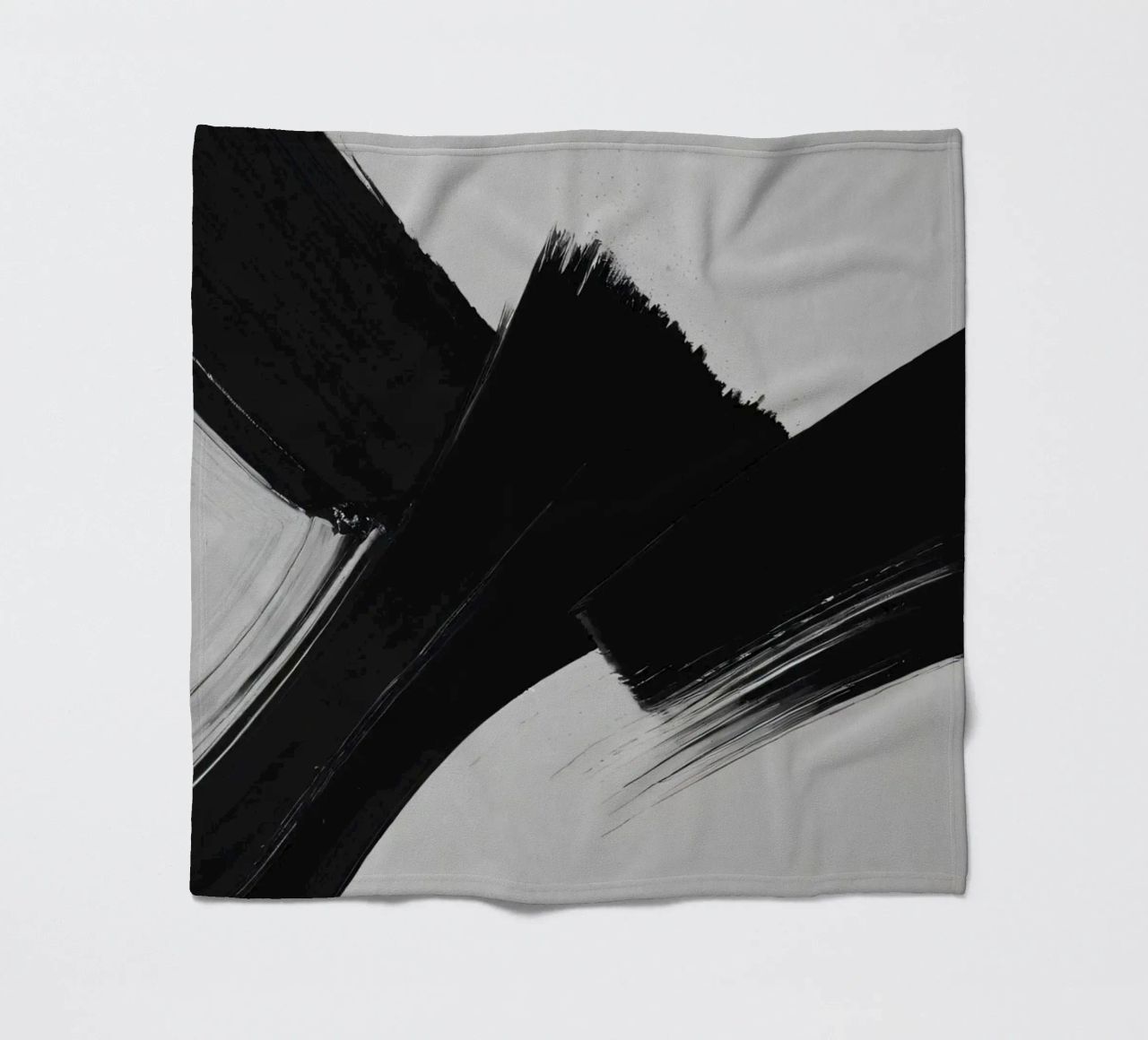 Abstrakte schwarze und weiße Pinselstriche, die eine dynamische Bewegung erzeugen Fleecedecke von DesignDoodle