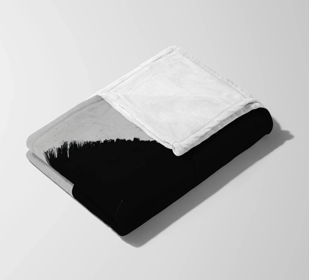Abstrakte schwarze und weiße Pinselstriche, die eine dynamische Bewegung erzeugen Fleecedecke von DesignDoodle