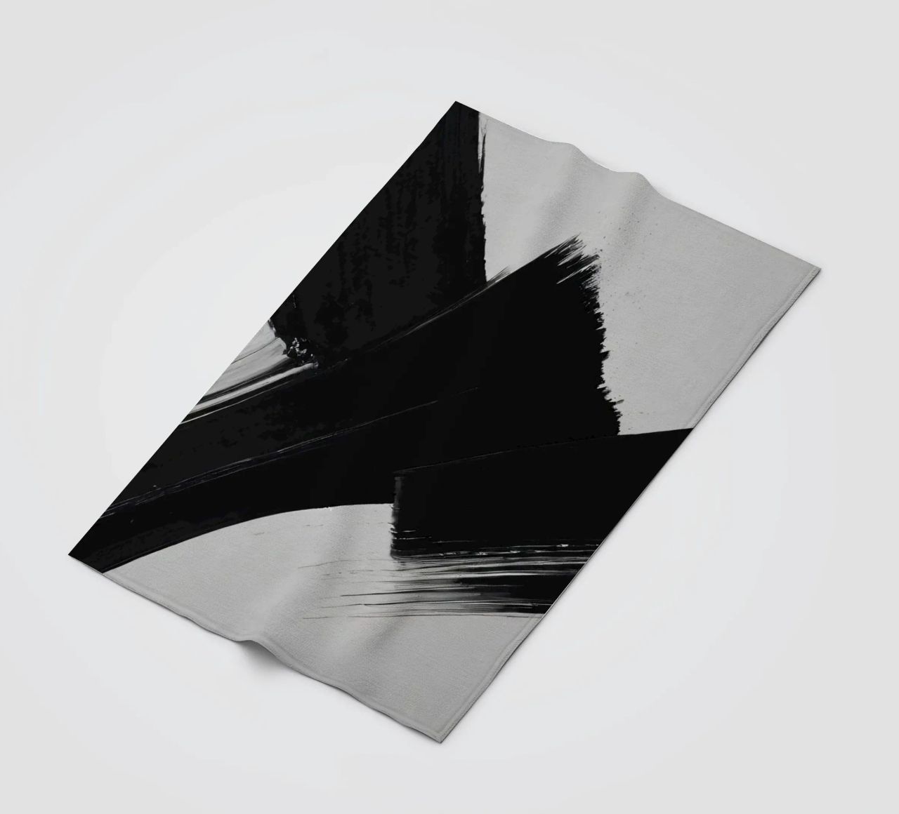Abstrakte schwarze und weiße Pinselstriche, die eine dynamische Bewegung erzeugen Fleecedecke von DesignDoodle