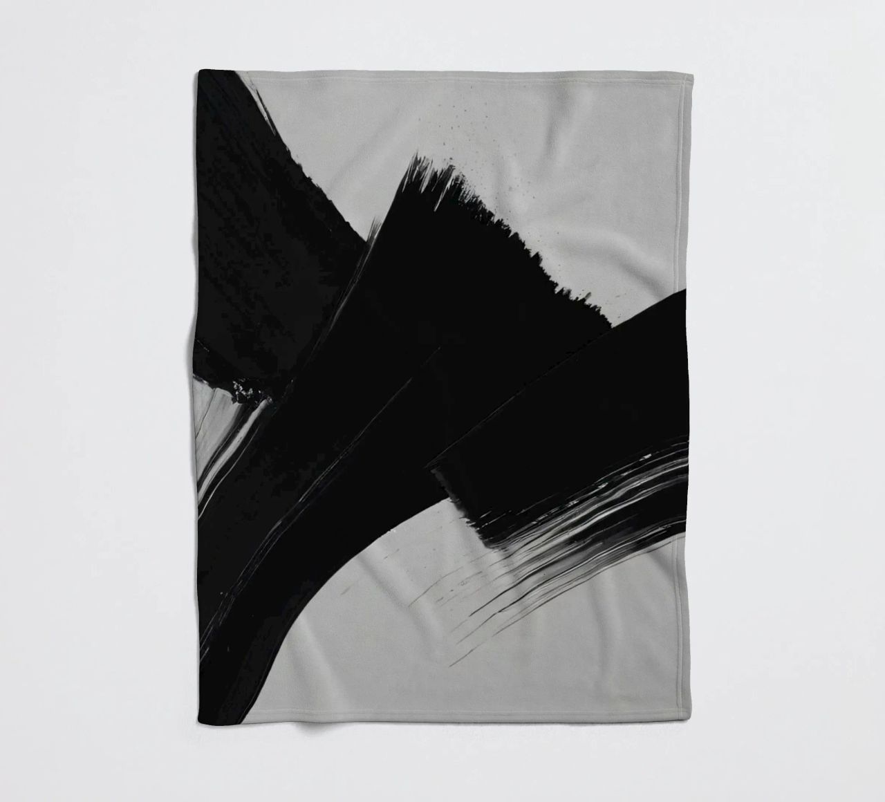 Abstrakte schwarze und weiße Pinselstriche, die eine dynamische Bewegung erzeugen Fleecedecke von DesignDoodle