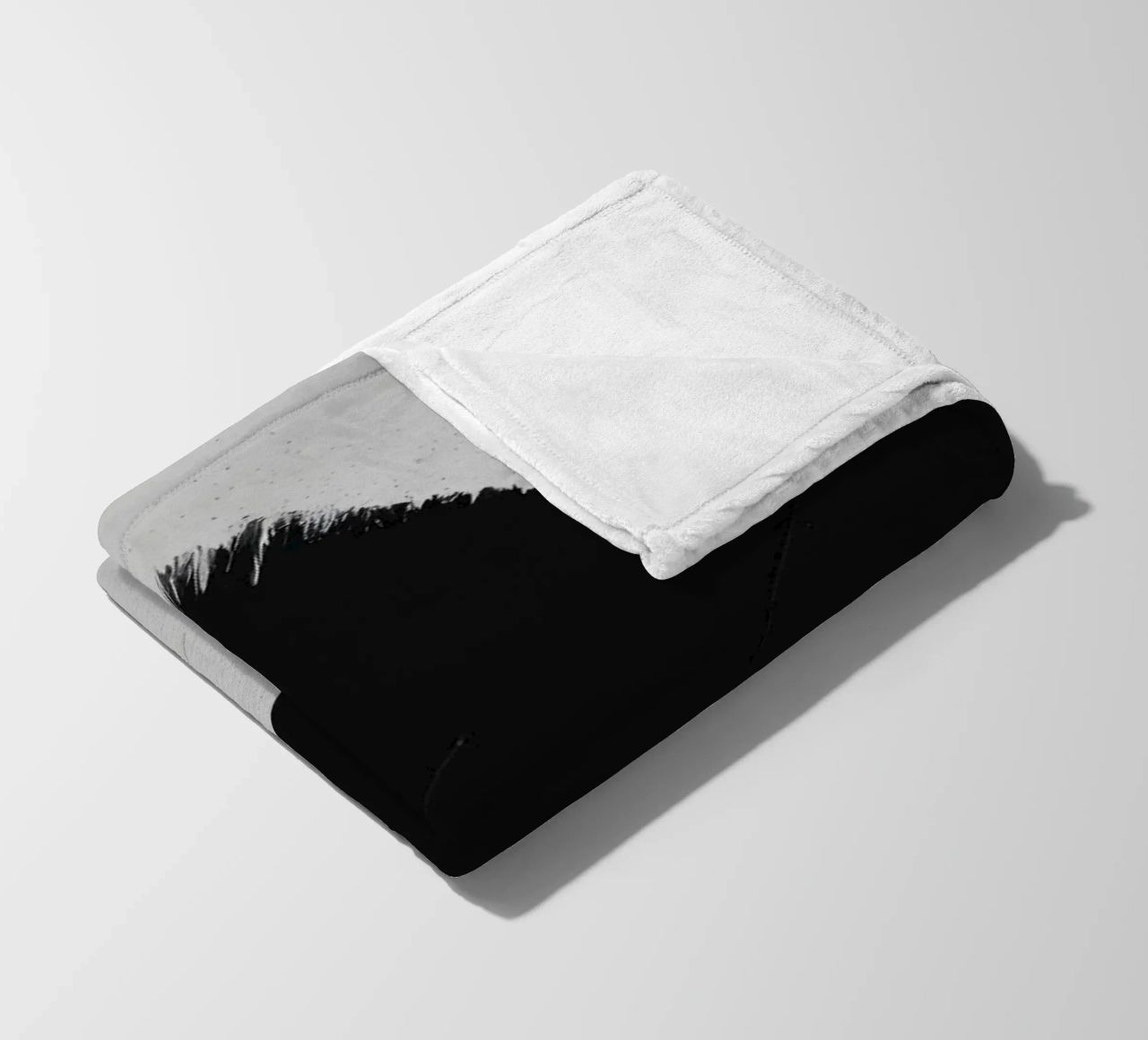 Abstrakte schwarze und weiße Pinselstriche, die eine dynamische Bewegung erzeugen Fleecedecke von DesignDoodle