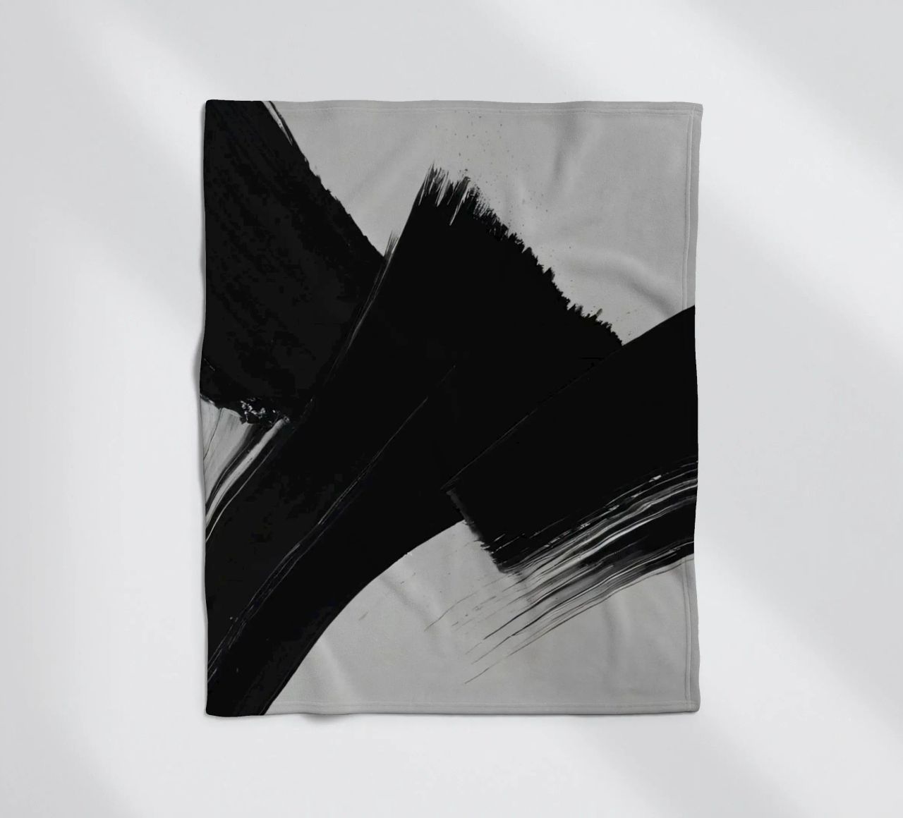 Abstrakte schwarze und weiße Pinselstriche, die eine dynamische Bewegung erzeugen Fleecedecke von DesignDoodle