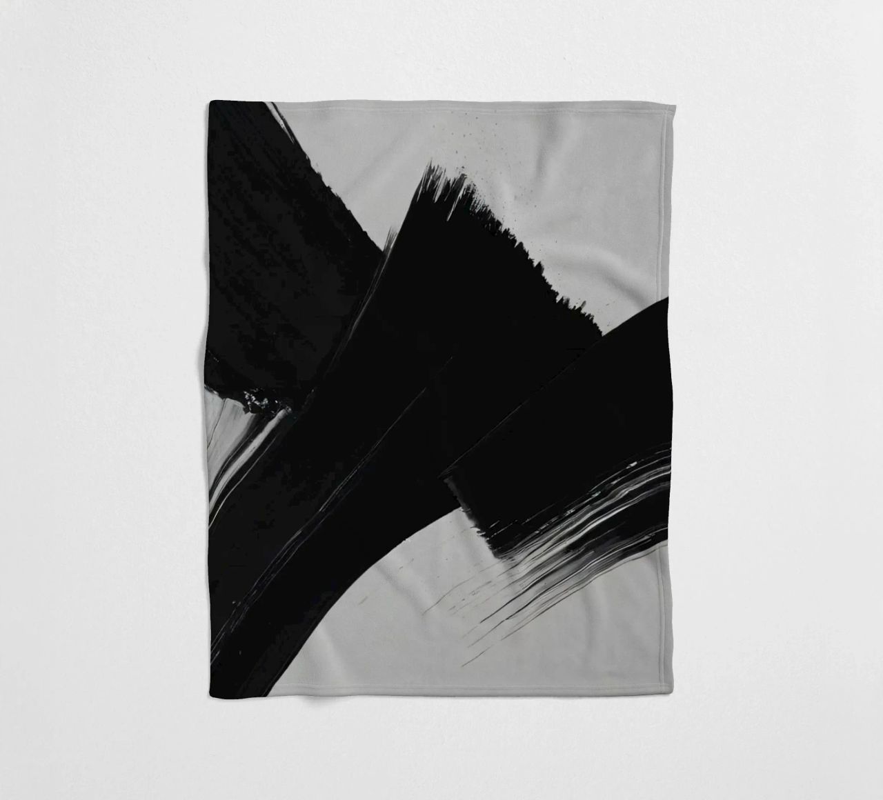 Abstrakte schwarze und weiße Pinselstriche, die eine dynamische Bewegung erzeugen Fleecedecke von DesignDoodle