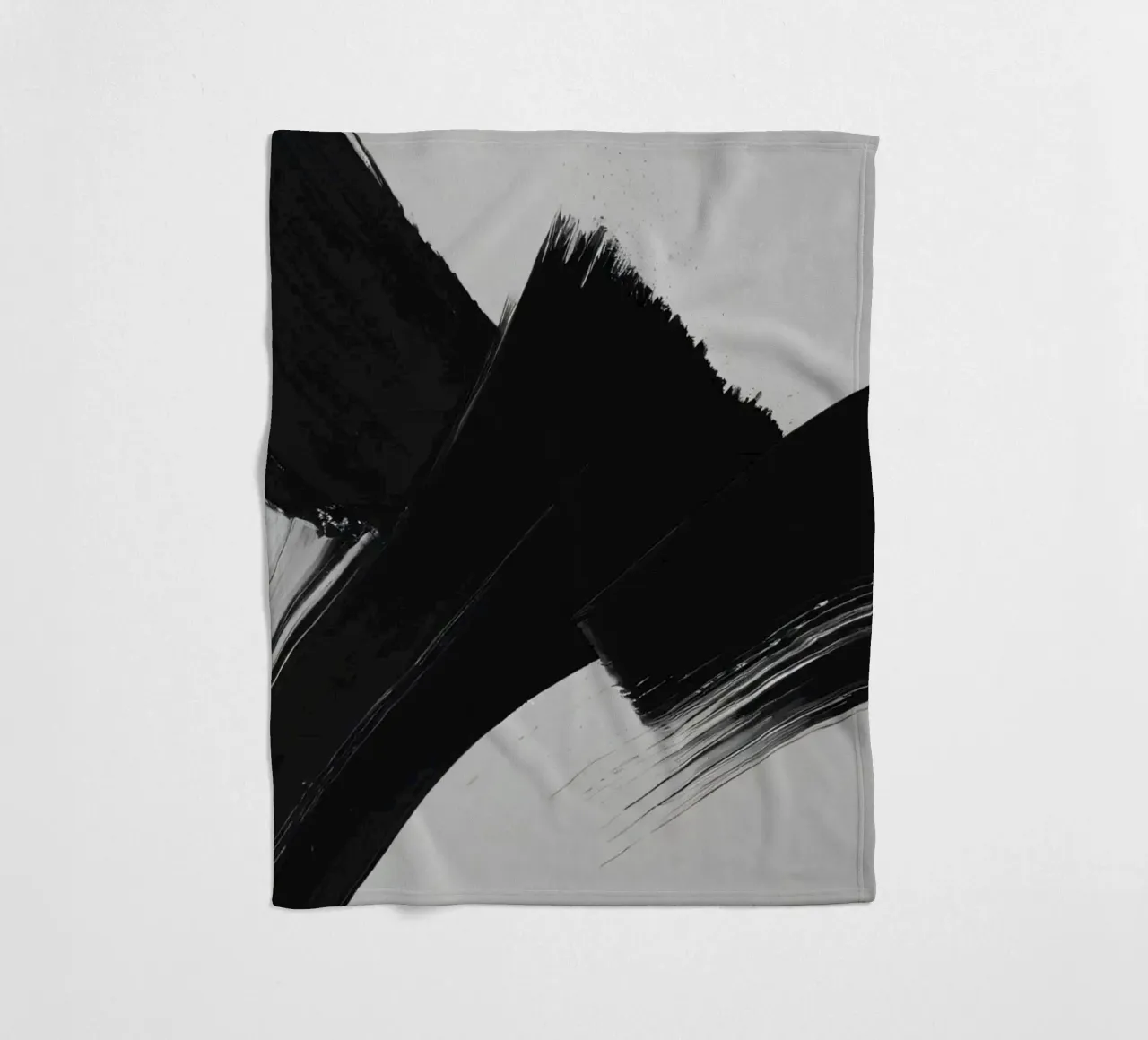 Abstrakte schwarze und weiße Pinselstriche, die eine dynamische Bewegung erzeugen Fleecedecke von DesignDoodle