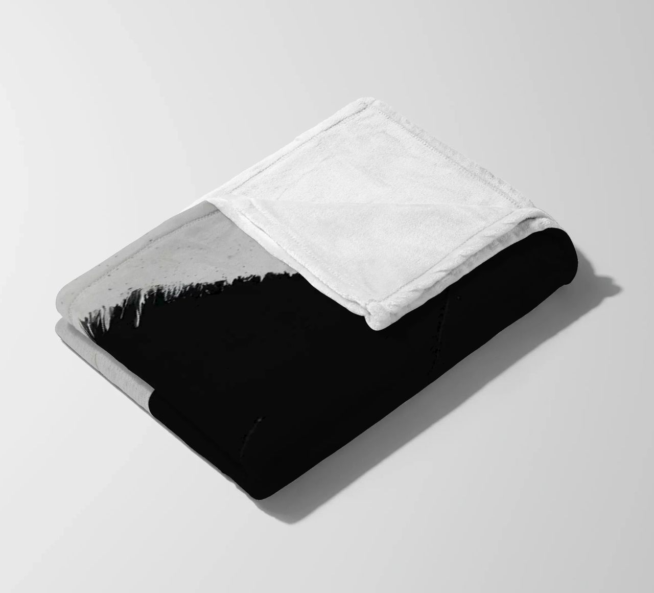 Abstrakte schwarze und weiße Pinselstriche, die eine dynamische Bewegung erzeugen Fleecedecke von DesignDoodle