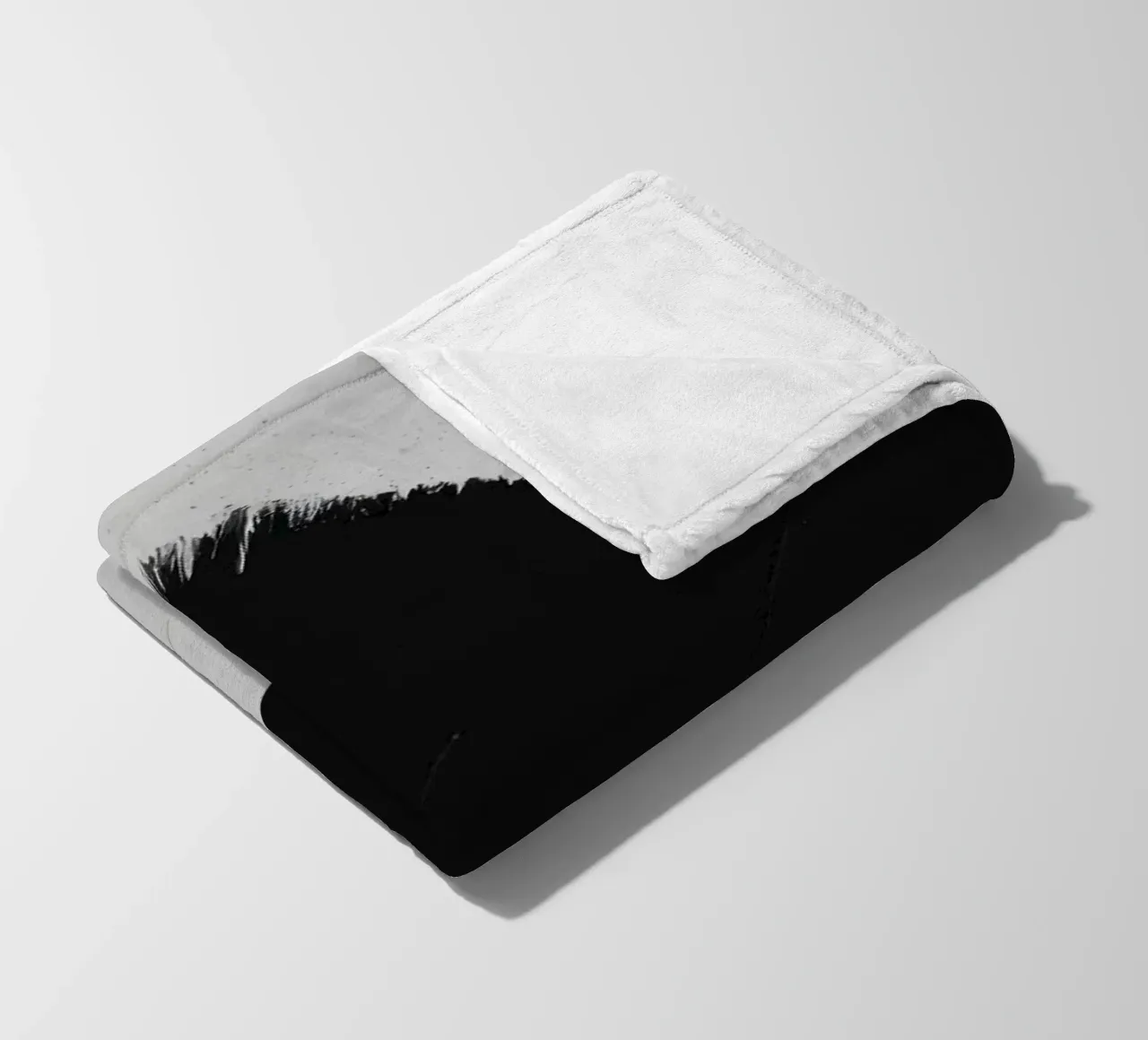 Abstrakte schwarze und weiße Pinselstriche, die eine dynamische Bewegung erzeugen Fleecedecke von DesignDoodle