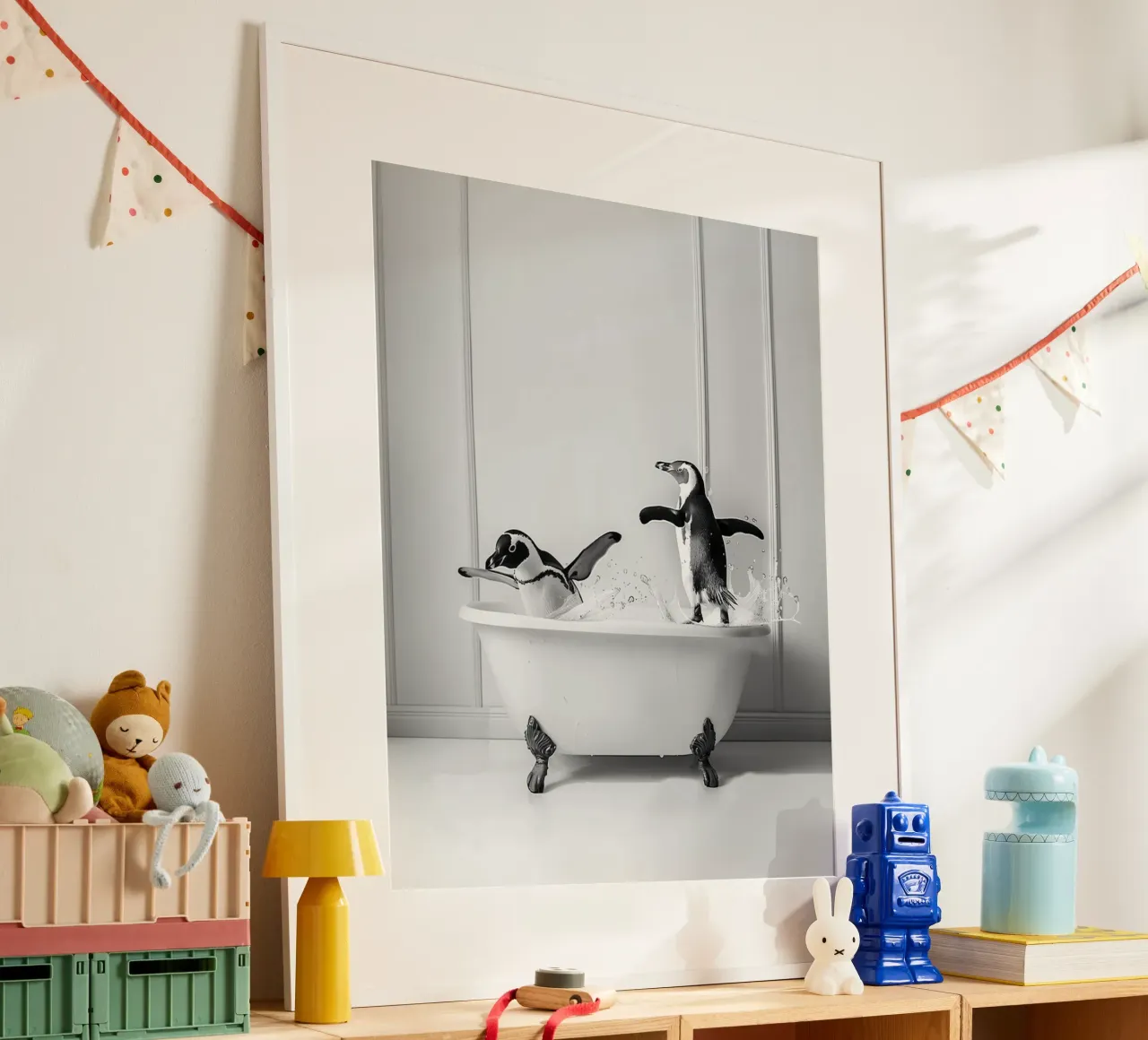 Adorabili pinguini poster con telaio in legno da animals_studio