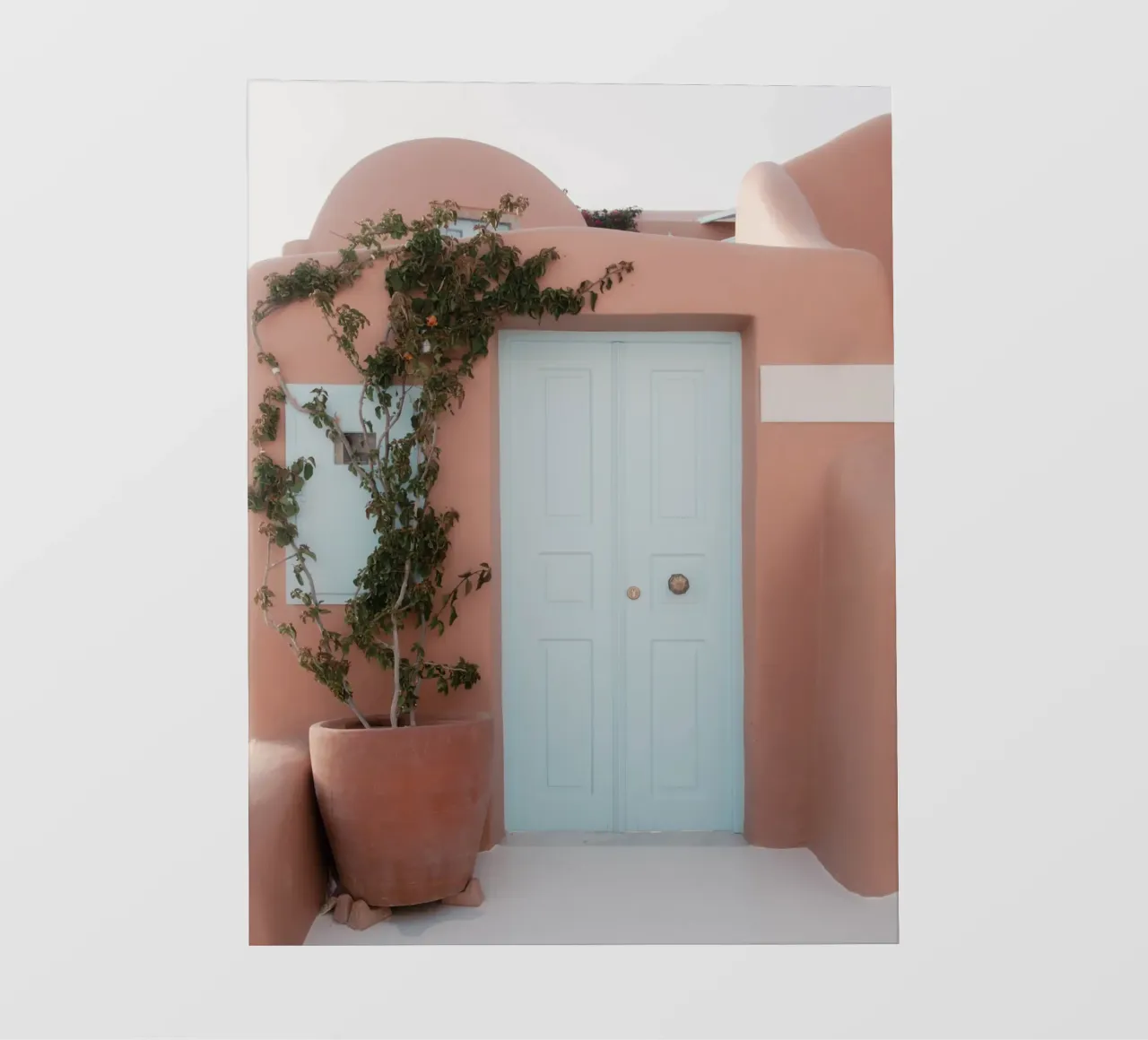 Edificio in terracotta con porta blu - Santorini, Grecia pellicola backlit da Kimberley Jekel Photography