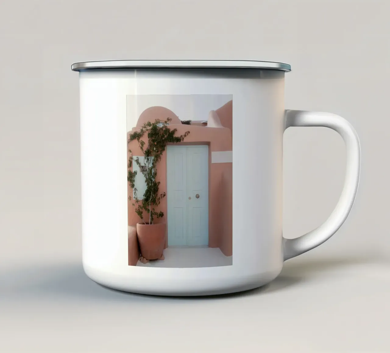 Edificio in terracotta con porta blu - Santorini, Grecia tazza in smalto da Kimberley Jekel Photography