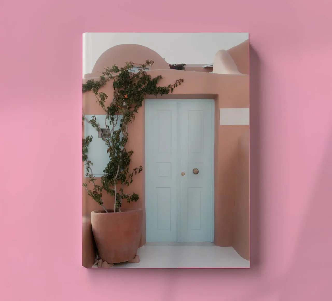 Bâtiment en terre cuite avec porte bleue - Santorin, Grèce carnet de notes de Kimberley Jekel Photography