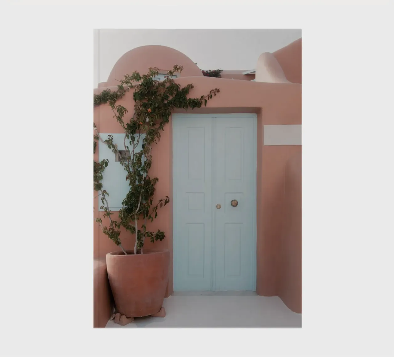 Bâtiment en terre cuite avec porte bleue - Santorin, Grèce carnet de notes de Kimberley Jekel Photography