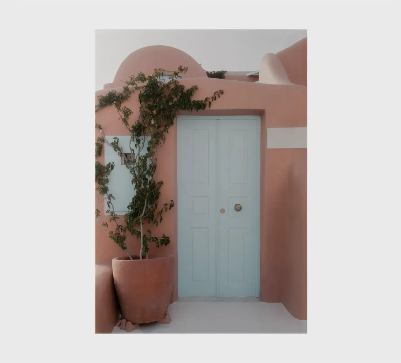 Bâtiment en terre cuite avec porte bleue - Santorin, Grèce carnet de notes de Kimberley Jekel Photography