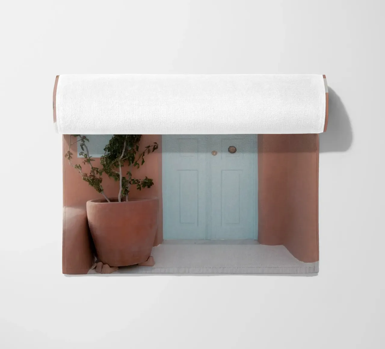 Edificio in terracotta con porta blu - Santorini, Grecia telo mare da Kimberley Jekel Photography