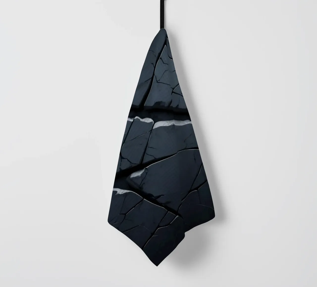 Surface sombre et craquelée avec des lignes frappantes créant un effet d'abstraction. torchon de DesignDoodle