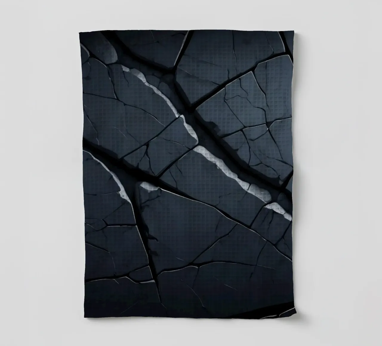 Surface sombre et craquelée avec des lignes frappantes créant un effet d'abstraction. torchon de DesignDoodle