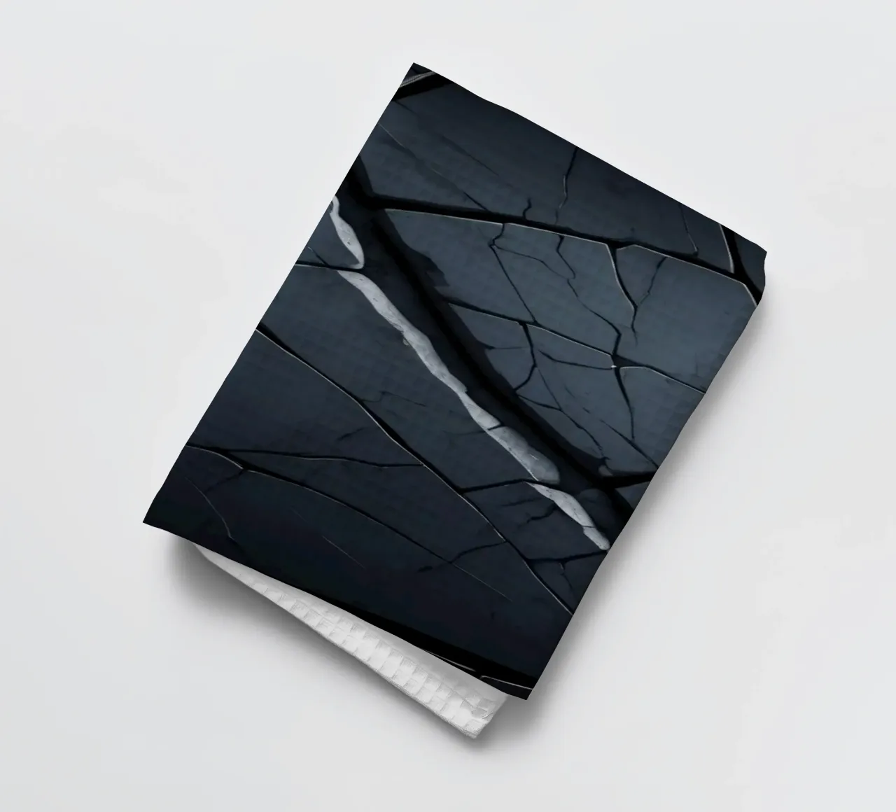 Surface sombre et craquelée avec des lignes frappantes créant un effet d'abstraction. torchon de DesignDoodle