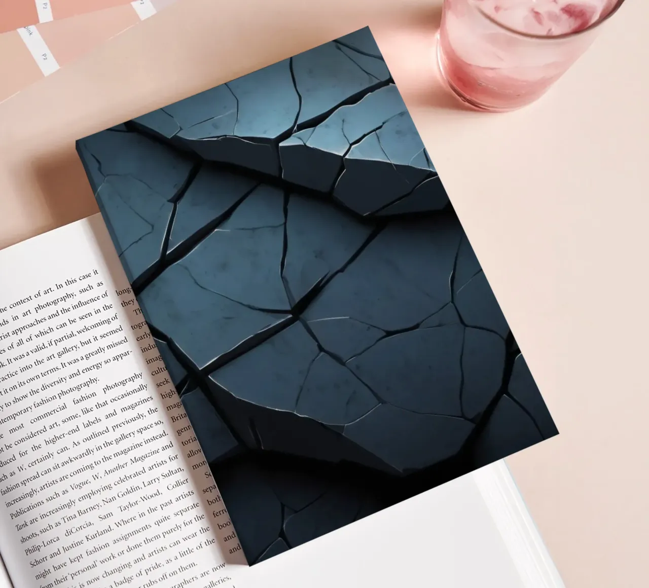 Superficie astratta screpolata che crea una splendida texture artistica diario da DesignDoodle