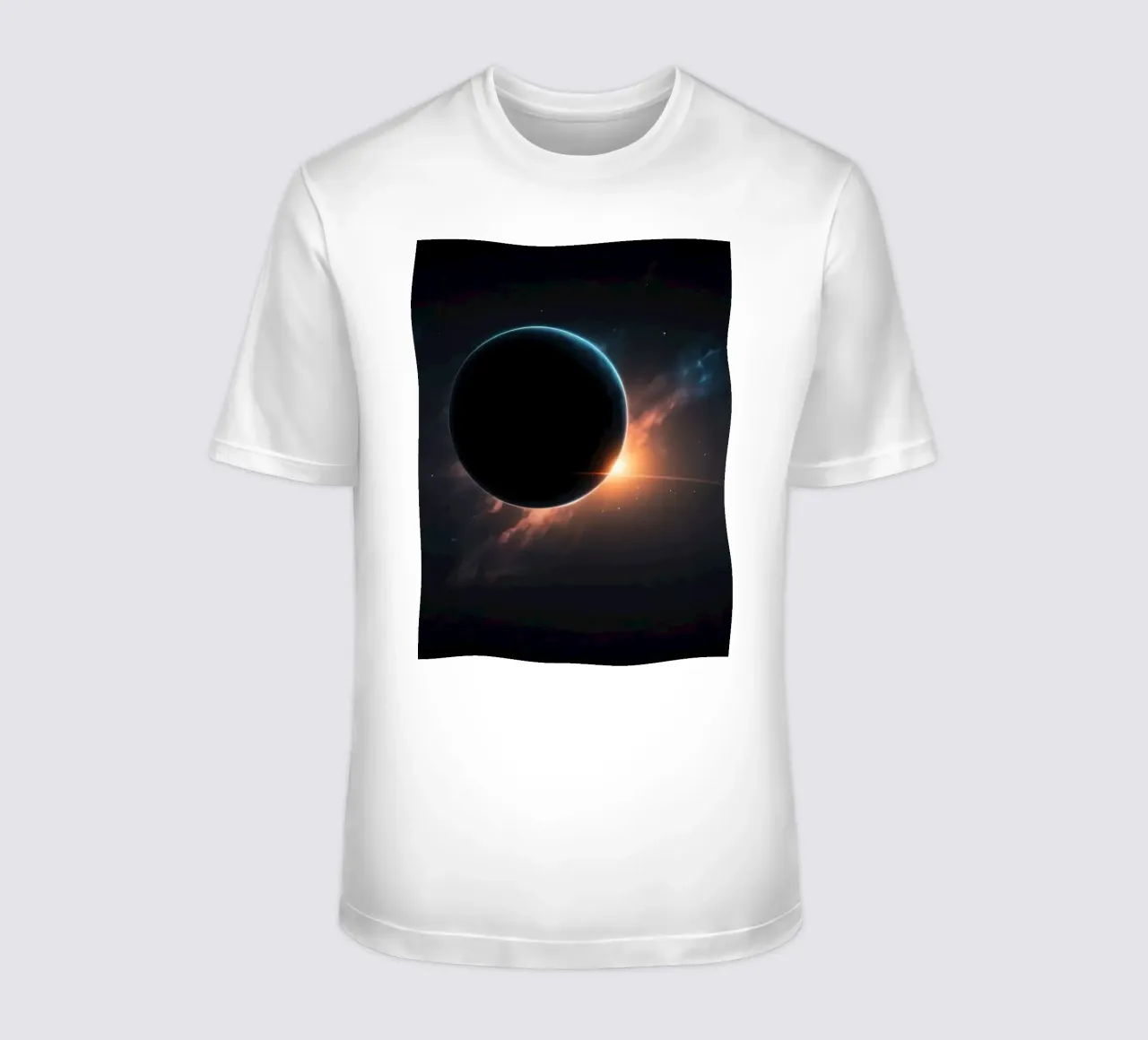 Dunkler Himmelskörper umgeben von lebendigen kosmischen Elementen T-Shirt von DesignDoodle
