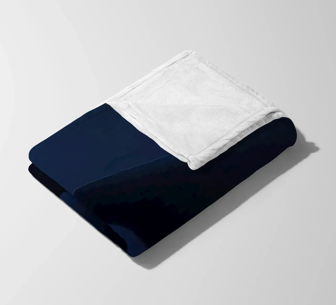 Wellen von tiefem Blau schaffen einen beruhigenden abstrakten Hintergrund Fleecedecke von DesignDoodle