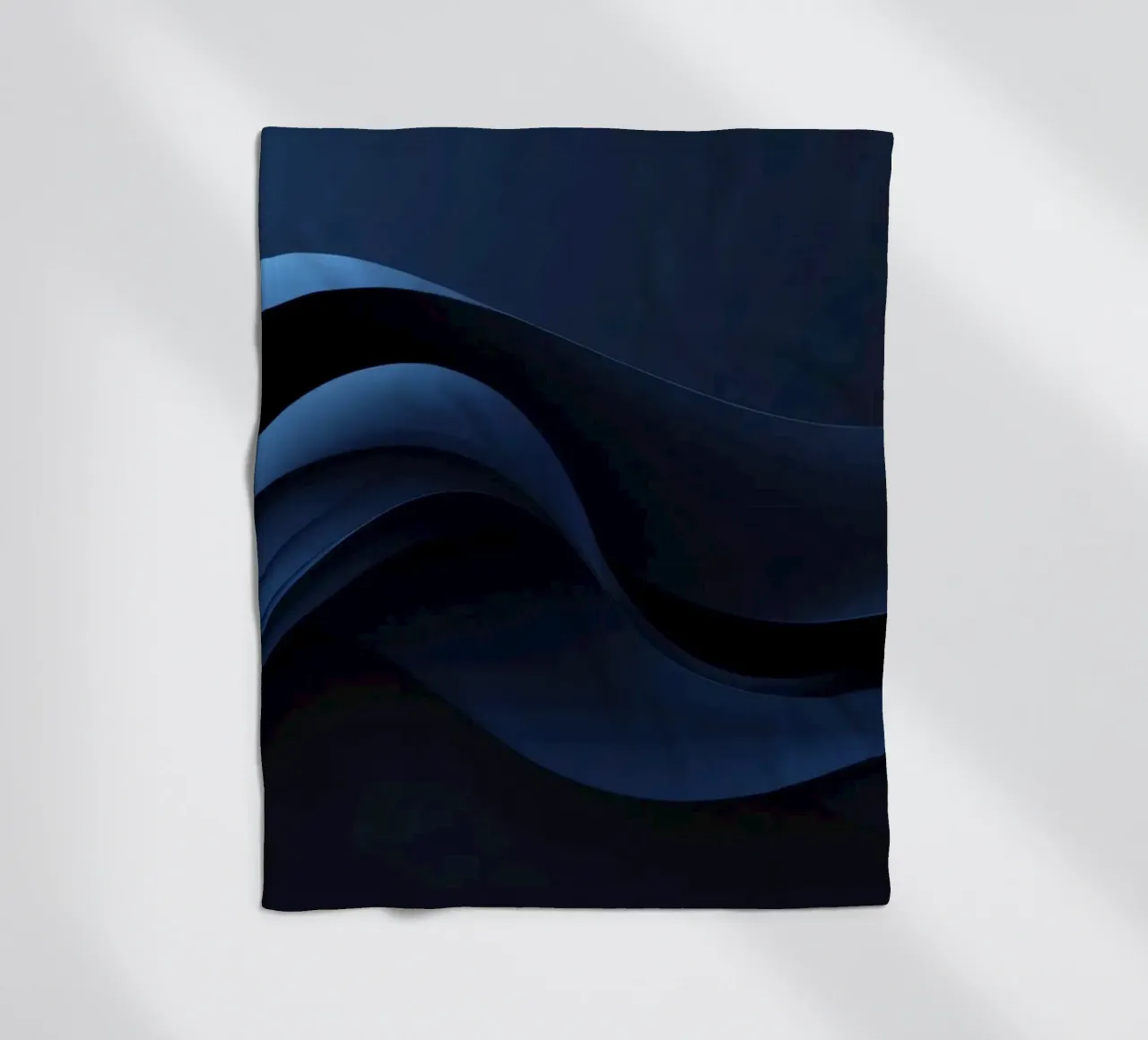 Wellen von tiefem Blau schaffen einen beruhigenden abstrakten Hintergrund Fleecedecke von DesignDoodle