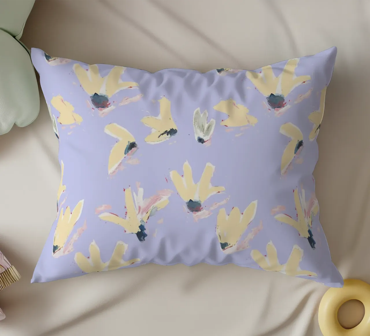 Blumen Flieder cuscino da Miriam Dück Pattern Design & Art