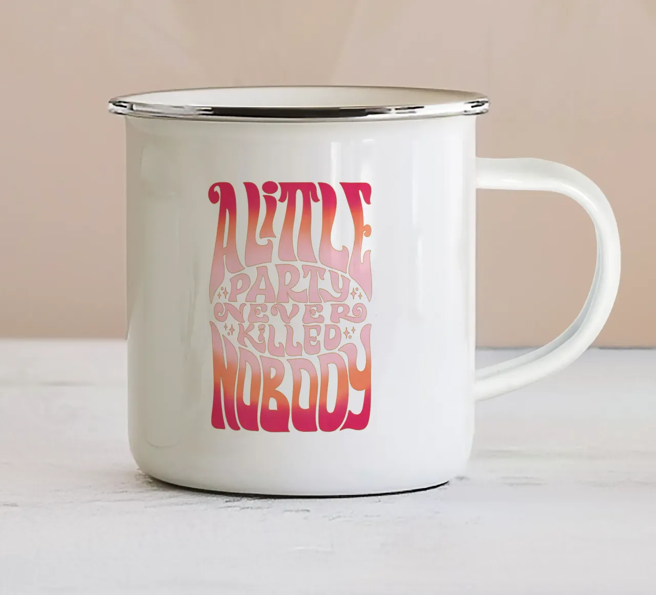 Festeggiare alla grande. Festeggiate duramente e lasciatevi andare. tazza in smalto da CalliLetters