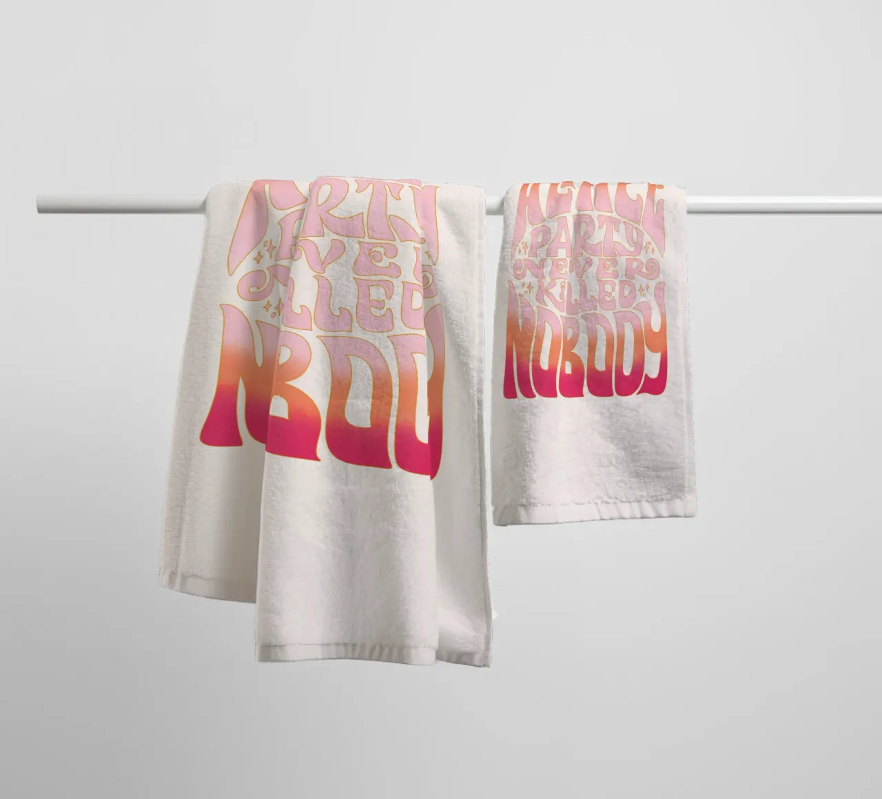 Festeggiare alla grande. Festeggiate duramente e lasciatevi andare. asciugamano da bagno da CalliLetters