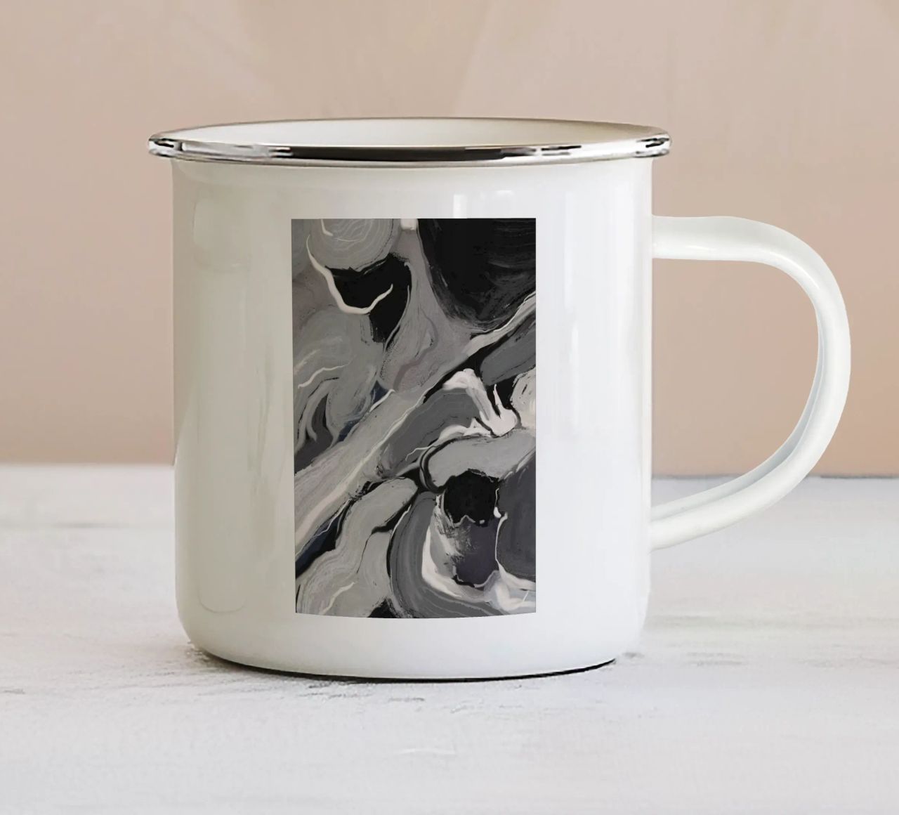Flusso organico in bianco e nero tazza in smalto da Little Dean