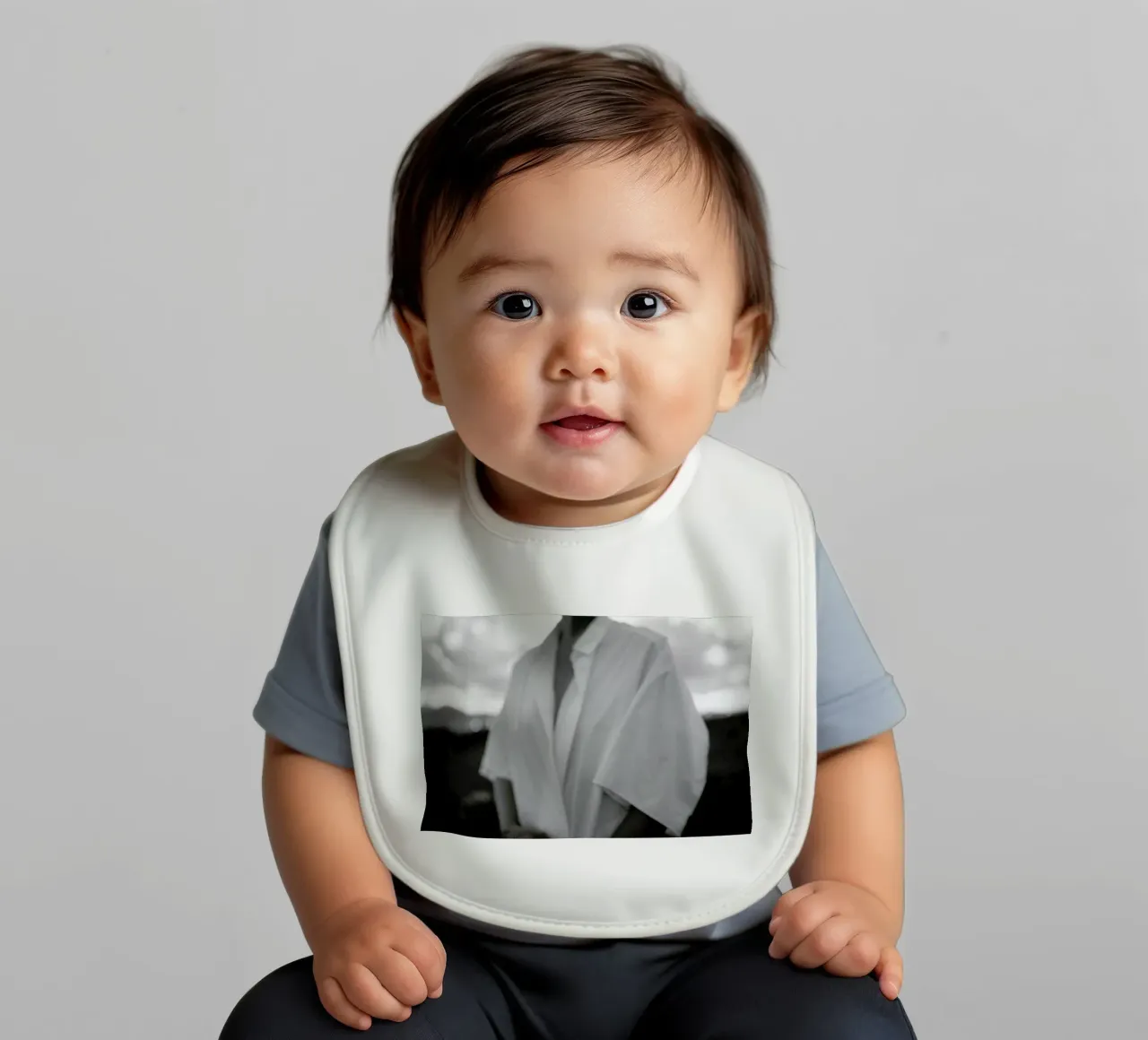 Oversized bavaglino da Chris Abatzis