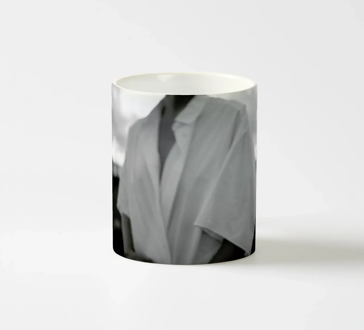 Oversized tazza in ceramica da Chris Abatzis