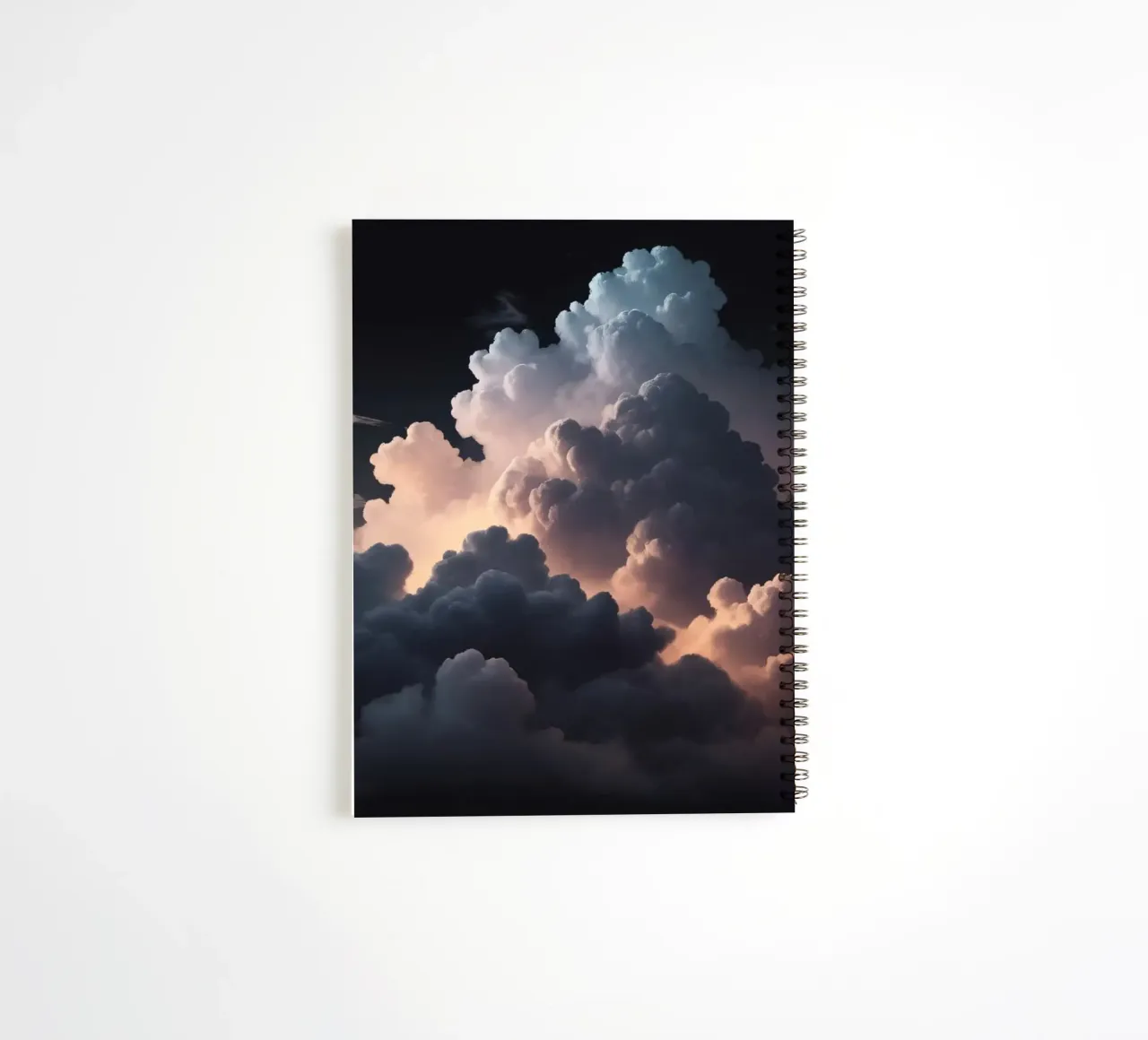 la formación de nubes crea un impresionante fondo abstracto cuaderno de espiral de DesignDoodle