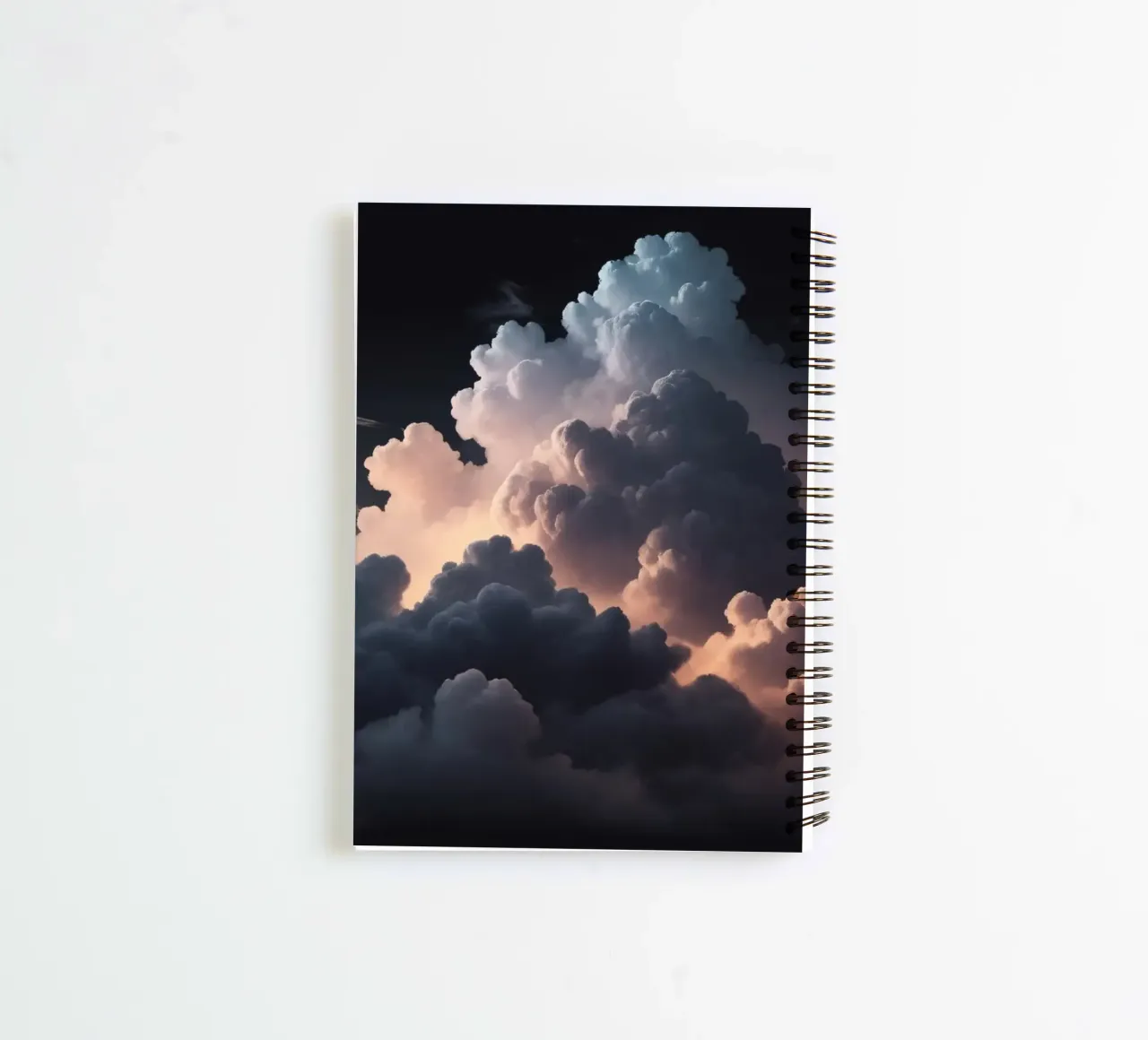 la formación de nubes crea un impresionante fondo abstracto cuaderno de espiral de DesignDoodle