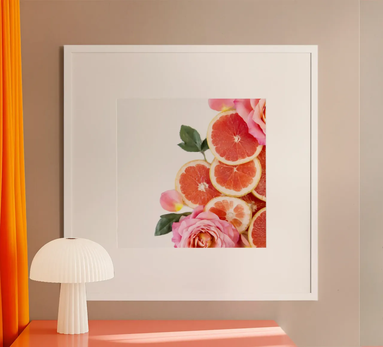 Pompelmo e rose poster con telaio in alluminio da PhotoVibe Decor