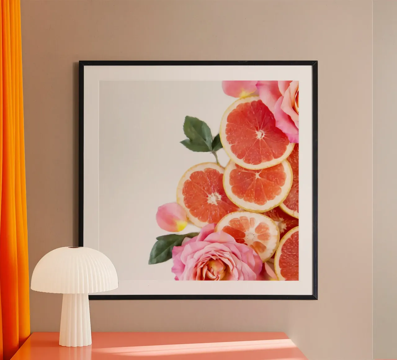 Pompelmo e rose poster con telaio in alluminio da PhotoVibe Decor