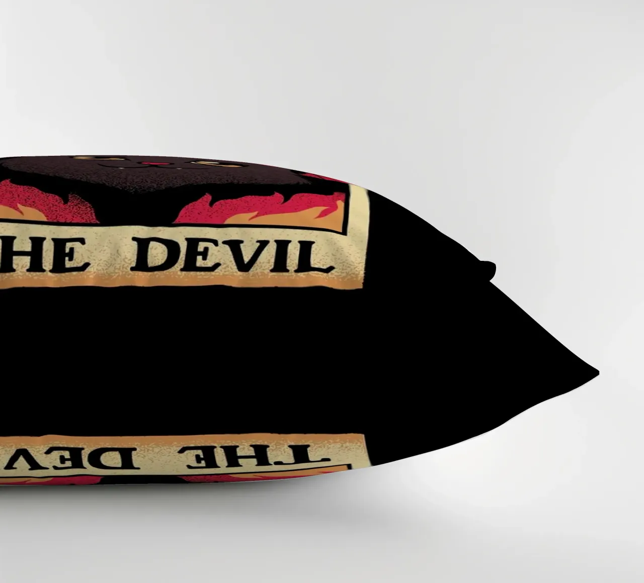 The Devil Cat Tarot Card cuscino da Tobe Fonseca