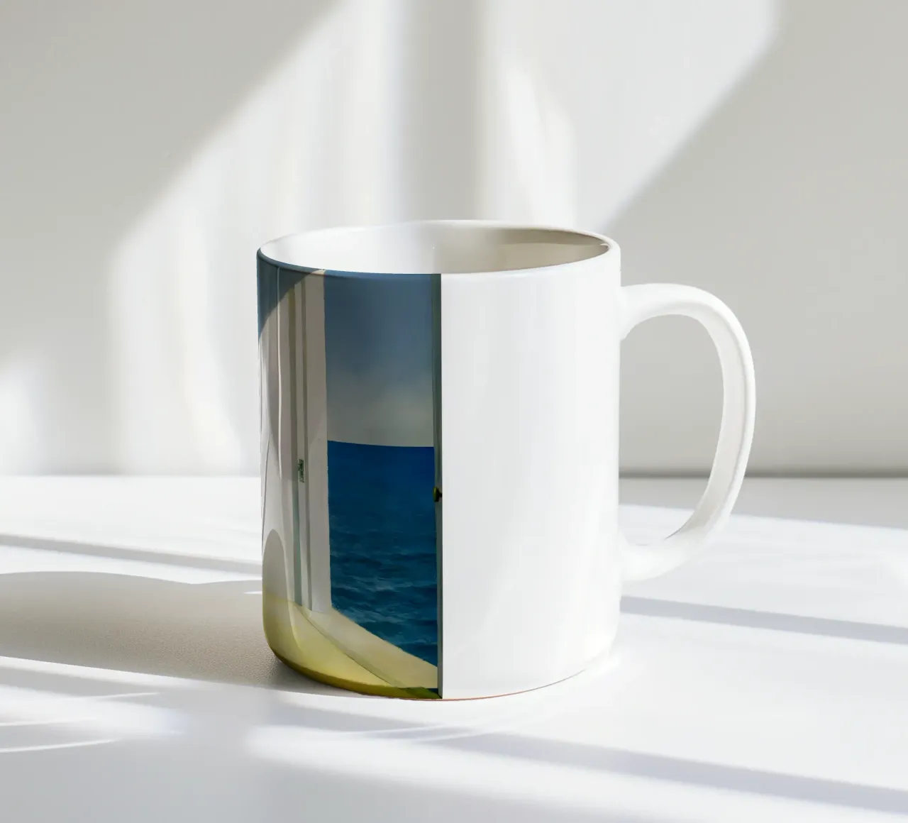 Le "Stanze in riva al mare" di Hopper - Realismo surreale e paesaggi costieri tazza in ceramica da NorwesClub