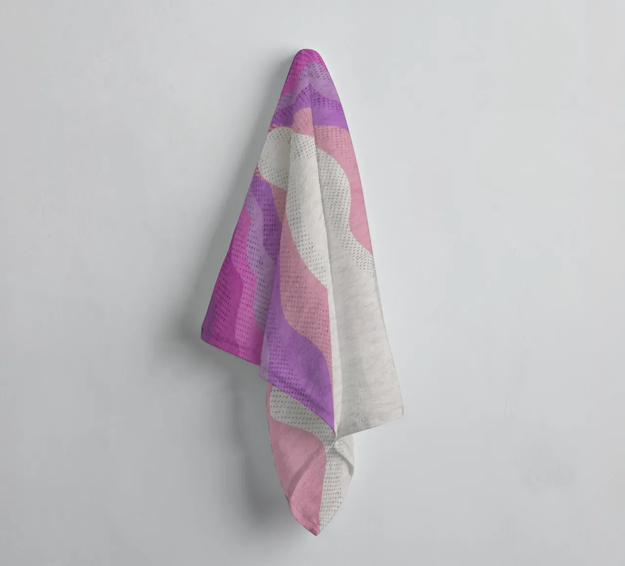 Abstracte Golvende Aura: Moderne Gradiënt Roze Paarse Kunstdruk badhanddoek van NorwesClub