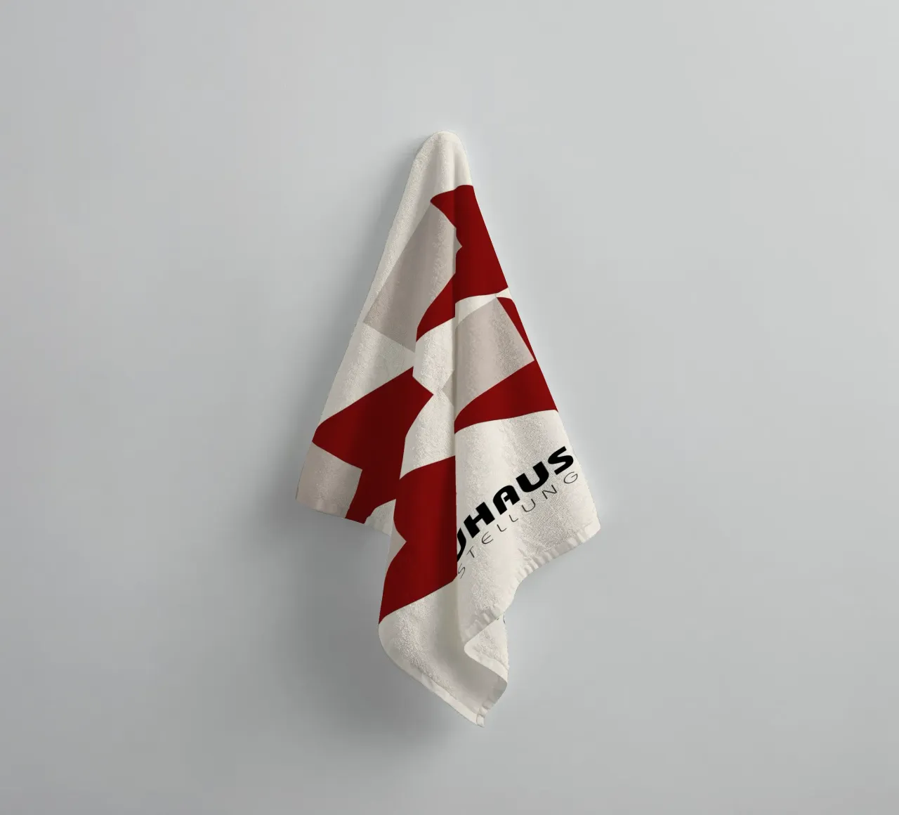 Bauhaus Mostra 3D Forme Geometriche Poster | Rosso Grigio asciugamano da bagno da NorwesClub