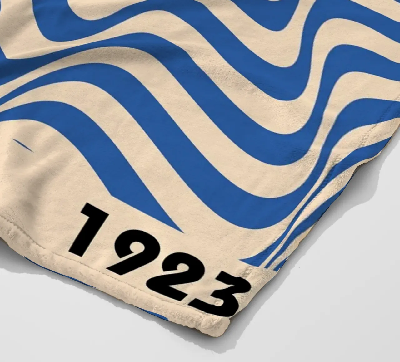 Poster geometrico BW di ispirazione Op Art di Edna Andrade coperta in pile da NorwesClub