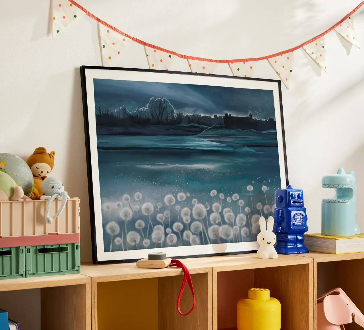Paesaggio onirico etereo del dente di leone poster con telaio in legno da Verve Pigments