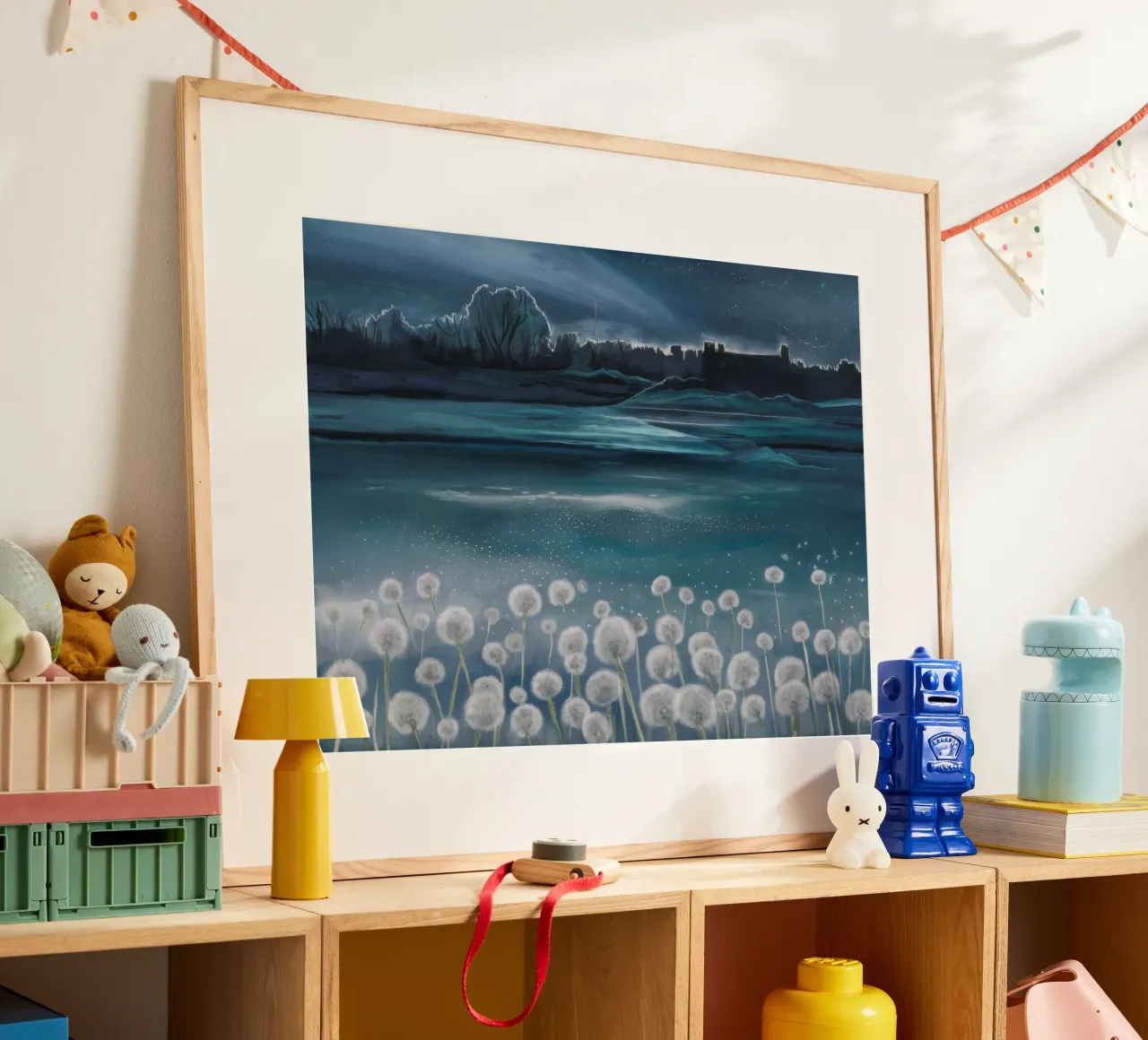 Paesaggio onirico etereo del dente di leone poster con telaio in legno da Verve Pigments