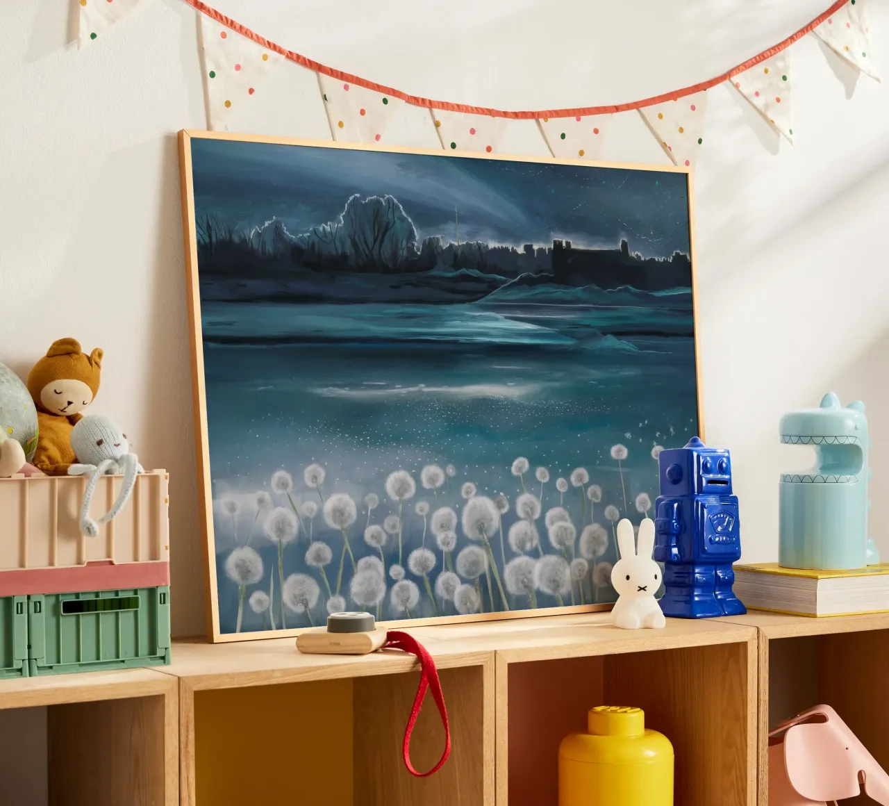 Paesaggio onirico etereo del dente di leone poster con telaio in legno da Verve Pigments